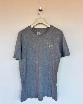 T-shirt Nike grigia con baffo bianco
