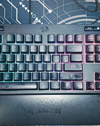 Tastiera gaming retroilluminata RGB