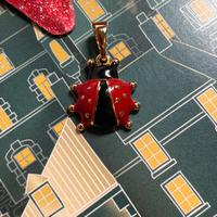 Ciondolo porta fortuna placcato in oro.