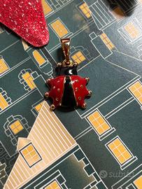 Ciondolo porta fortuna placcato in oro.