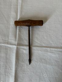 Antica trivella manuale o succhiello da falegname