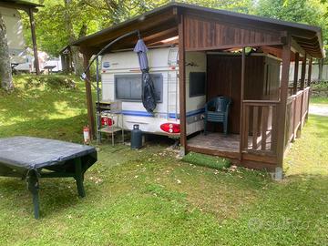 Splendida Roulotte Hobby 560 con tettoia in legno