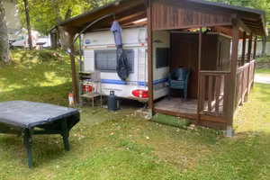 Splendida Roulotte Hobby 560 con tettoia in legno