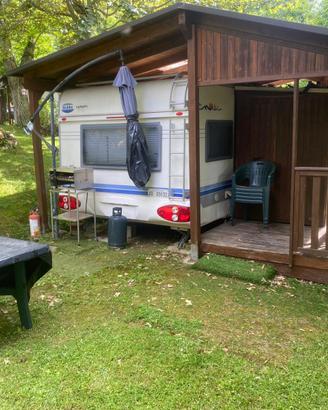 Splendida Roulotte Hobby 560 con tettoia in legno