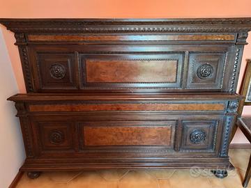 Letto in legno con inserti in radica