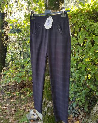 Pantalone tipo leggins donna.