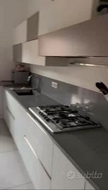 Cucina Moderna Lineare + tavolo, sedie e lampade