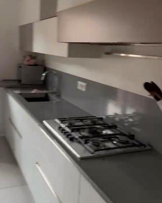 Cucina Moderna Lineare + tavolo, sedie e lampade