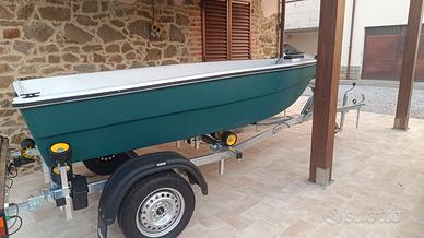 Barca trimarano