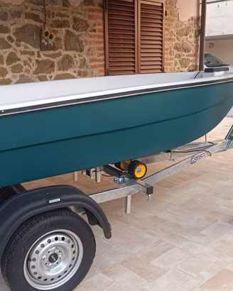 Barca trimarano
