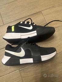 Scarpe da tennis per terra rosa