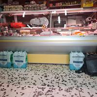 arredamento con   attrezzature  da salumeria