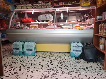 arredamento con   attrezzature  da salumeria