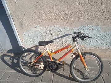     bici  unisex  ruota 20x175 età 8anni 10 anni 