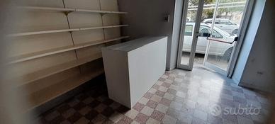 Bancone + scaffali per attività commerciale