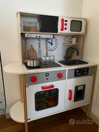 Cucina interattiva in legno