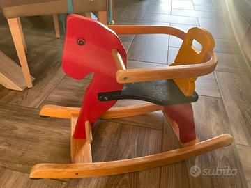 Dondolo in legno