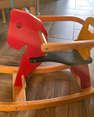 Dondolo in legno