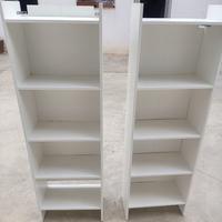 Sedia gaming, scrivania e scaffali