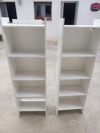 Sedia gaming, scrivania e scaffali