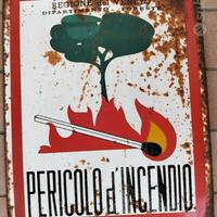 cartello stradale pericolo d'incendio vintage 