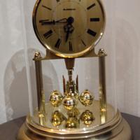 Vintage orologio con pendolo e campana di vetro