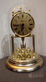 Vintage orologio con pendolo e campana di vetro