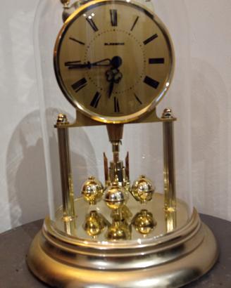 Vintage orologio con pendolo e campana di vetro