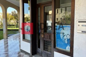 NEGOZIO CON VETRINE SU PIAZZA ALDO MORO RIF: UV38