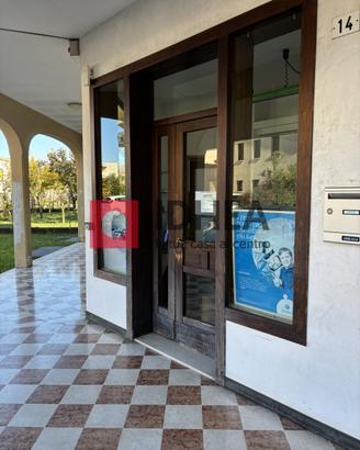 NEGOZIO CON VETRINE SU PIAZZA ALDO MORO RIF: UV38