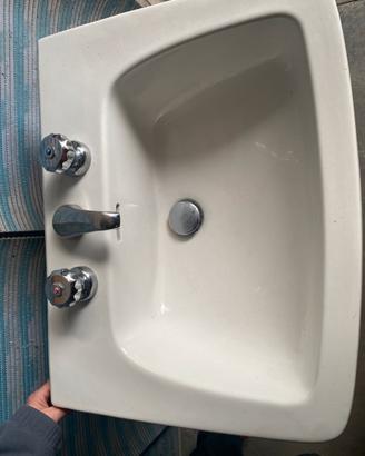 Lavabo bianco con rubinetteria