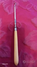 Antico tiralacci o uncinetto dell'800 manico osso