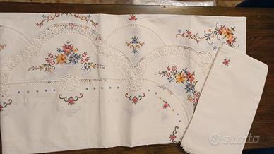 Tovaglia da 12 ricamata punto croce e uncinetto