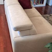 Divano in tessuto microfibra