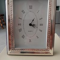 Orologio da tavolo con funzione sveglia.