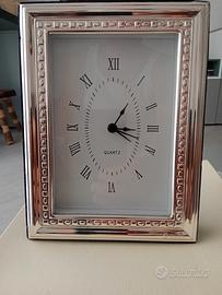 Orologio da tavolo con funzione sveglia.