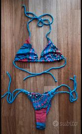 Bikini blu elettrico a fantasia nuovo