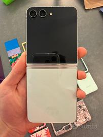 Samsung Z Flip 5 / 512 GB piu 9 cover originali