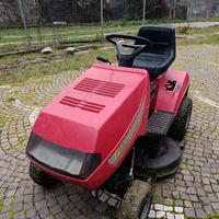 Trattorino tagliaerba con cesto di raccolta