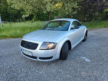 Audi TT del 2004  con targhe rumene
