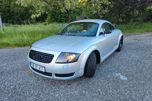 Audi TT del 2004  con targhe rumene