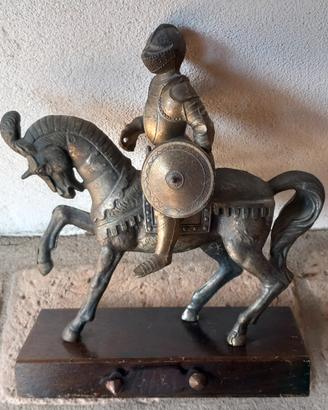 Splendido cavaliere medievale dell'XI secolo 