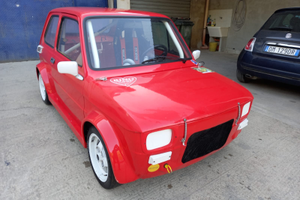 Auto da corsa slalom pista