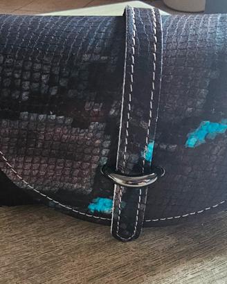 borsa/pochette  nera e azzurra vera pelle