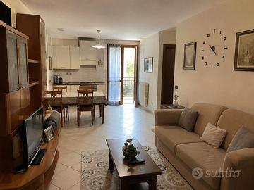 Trilocale arredato con balcone a Civate (LC)