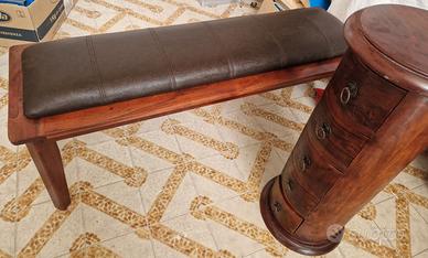 panca in legno e mobile a colonna con cassetti
