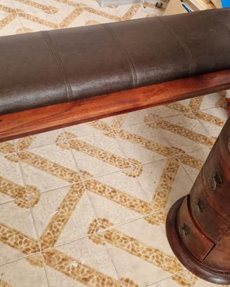 panca in legno e mobile a colonna con cassetti