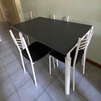 Tavolo con sedie abbinate