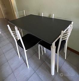 Tavolo con sedie abbinate