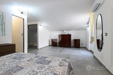 PORZIONE DI BIFAMILIARE A ROMA